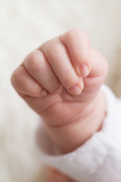 Foto primer de la mano linda bebé lindo. concepto de maternidad.