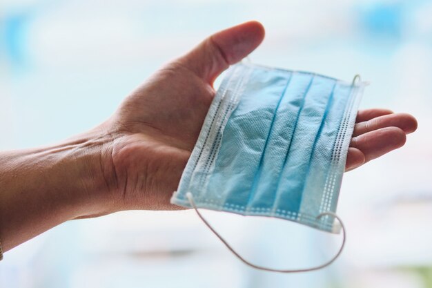 Primer de la mano que ofrece la mascarilla protectora.