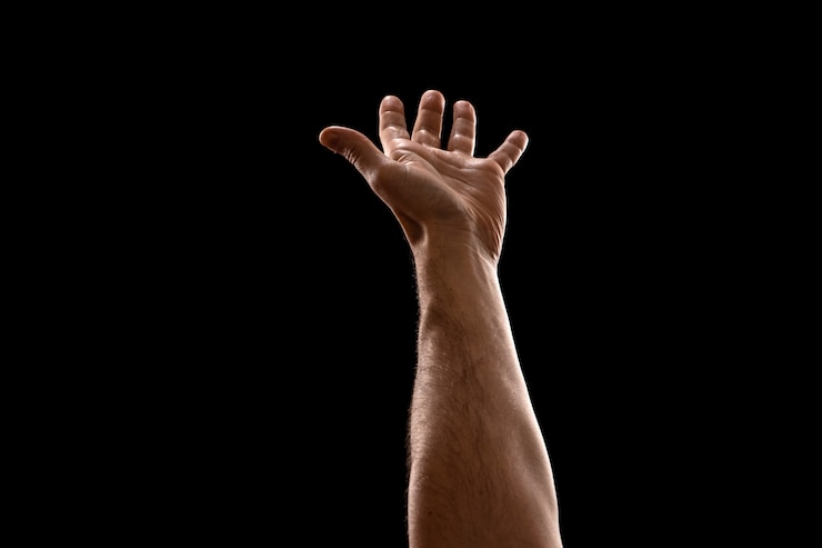 Foto primer masculino de las manos aislado en fondo negro.