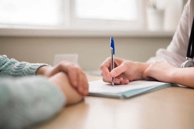 Primer médico escribiendo receta