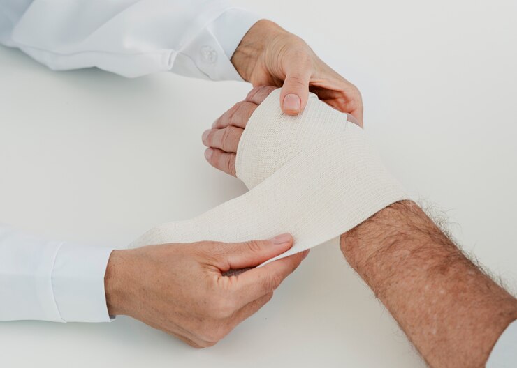 Foto primer médico vendar la mano del paciente