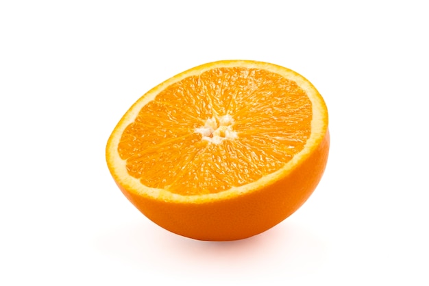 Primer de la mitad aislada de la naranja fresca en el fondo blanco. Foto de trazado de recorte.