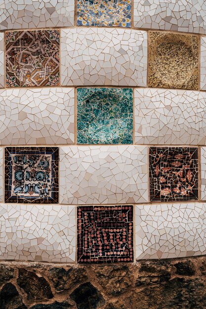 Foto primer mosaico de antonio gaudi en el park güell de barcelona