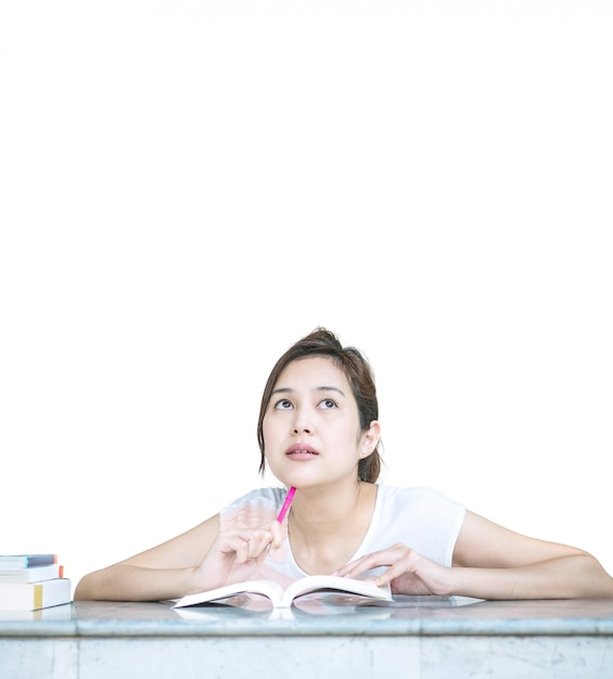 Primer una mujer con la cara de pensamiento con un libro en la tabla de mármol aislada en el fondo blanco