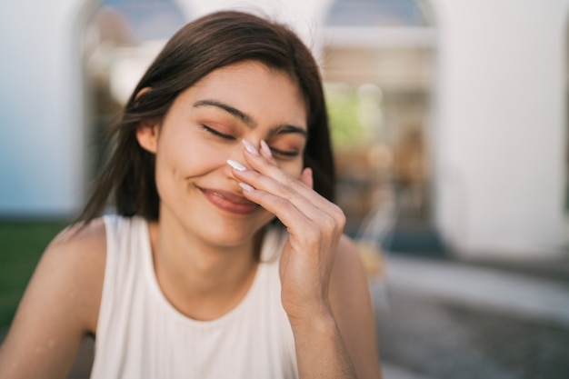 Primer de la mujer latina joven que sonríe.