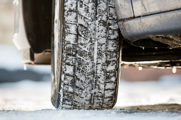 Primer del neumático del coche en nieve profunda.