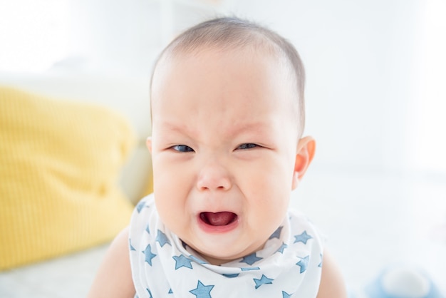 Foto primer niño asiático llorando cara.