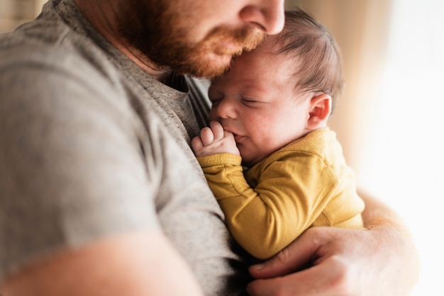 Foto primer padre abrazando a su bebé