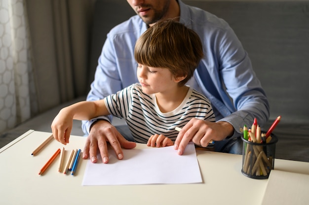 Foto primer padre e hijo con lápices