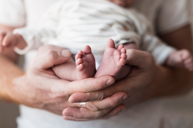 Primer padre sosteniendo a su pequeño bebé