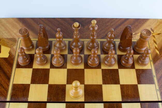 Primer paso ajedrez blanco una pieza de madera