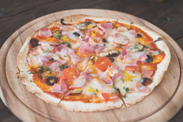 Primer pizza en placa de madera