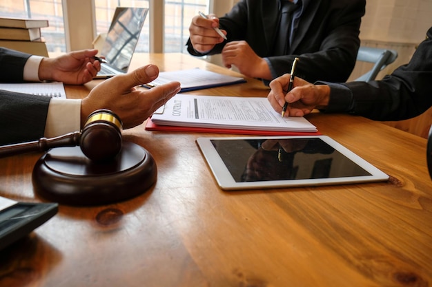 Foto primer plano de abogados trabajando en la mesa