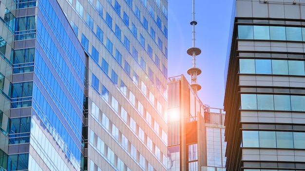 Primer plano abstracto de la fachada acristalada de un edificio moderno cubierto de vidrio reflectante