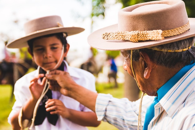 Foto primer plano del abuelo y el nieto con sombrero de vaquero