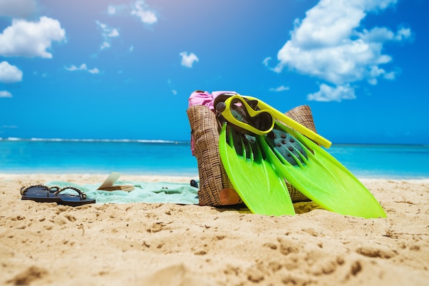 Primer plano de accesorios de playa. Máscara de buceo verde y aletas. Hora de verano