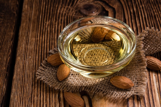 Primer plano de aceite de almendras