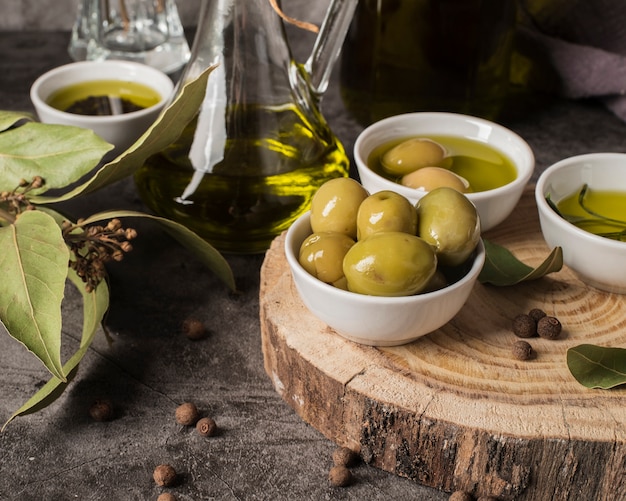 Primer plano de aceitunas orgánicas y aceite