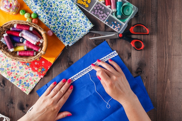 Primer plano de acolchado cosido a mano de mujer