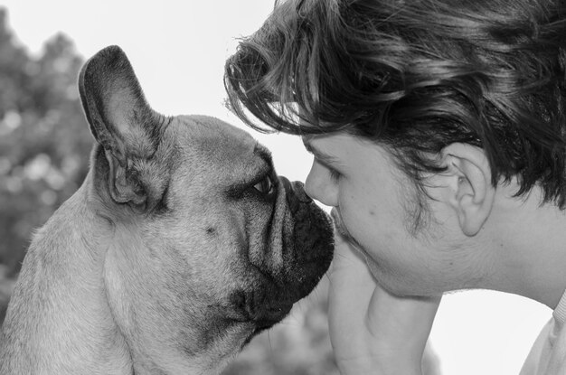 Foto primer plano de un adolescente con un perro