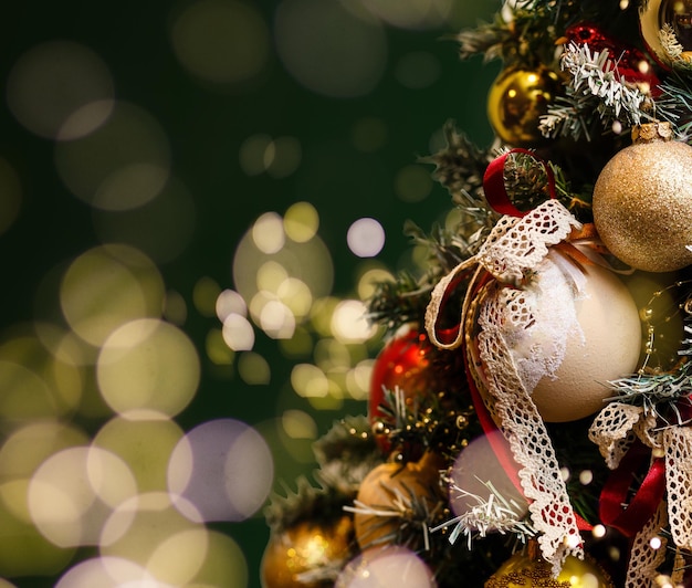 Primer plano de adorno rojo colgando de un árbol de Navidad decorado