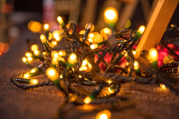 Primer plano de adornos navideños y luces de cadena iluminadas