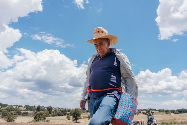 Primer plano de un agricultor durante la siembra de maíz