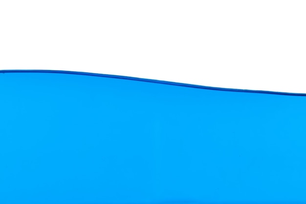 Primer plano del agua azul contra un fondo blanco