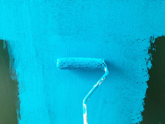 Primer plano del agua azul en la pared de la piscina