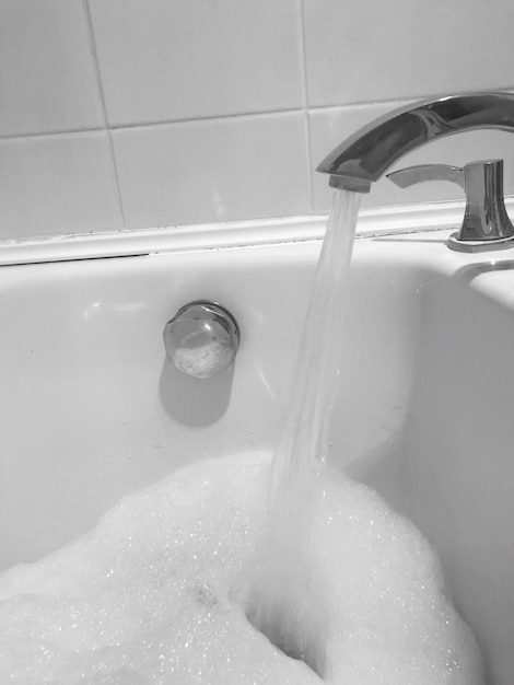 Primer plano del agua en el baño
