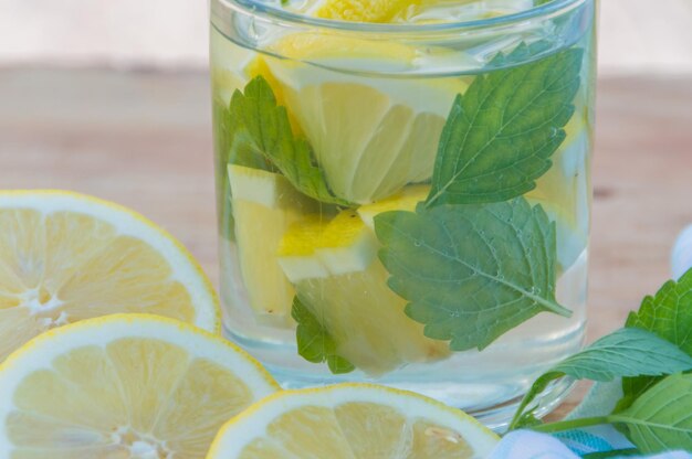 Primer plano, agua de bebida fría con menta y limón.