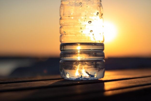 Foto primer plano del agua en la mesa contra el cielo durante la puesta de sol