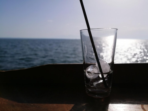 Primer plano del agua en la mesa contra el mar