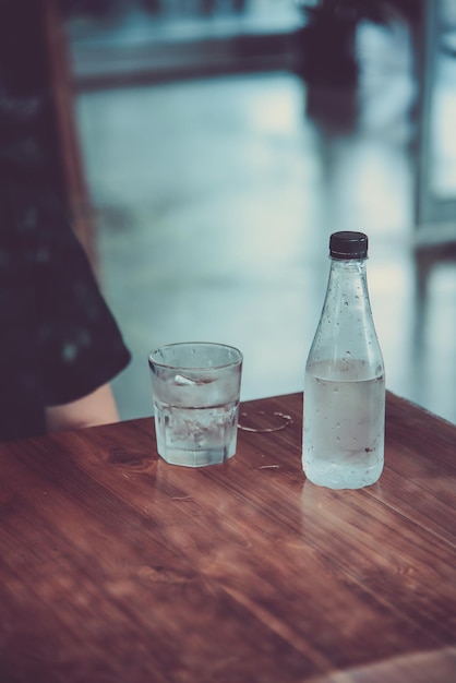 Primer plano del agua en la mesa