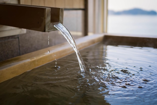 Primer plano del agua que cae en la bañera