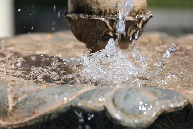 Foto primer plano del agua que cae de la fuente