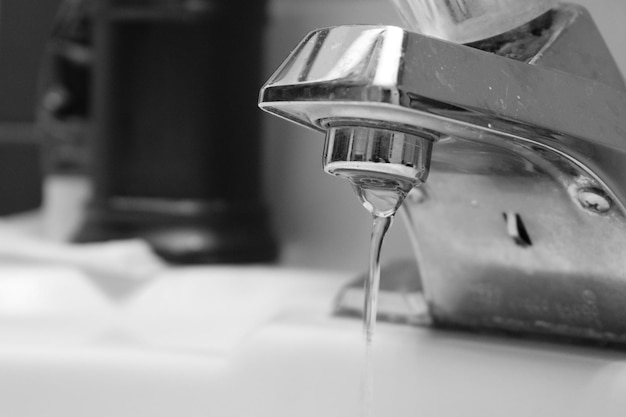 Foto primer plano del agua que cae del grifo