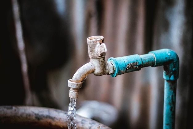 Foto primer plano del agua que cae del grifo