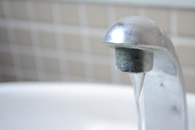 Primer plano del agua que fluye del grifo