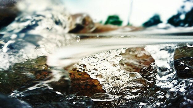 Foto primer plano del agua que fluye sobre las rocas