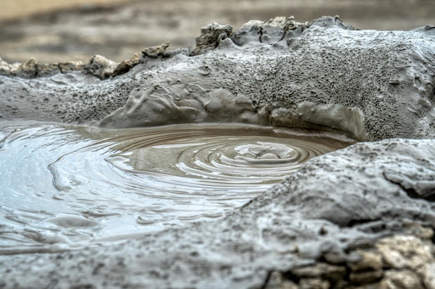 Foto primer plano del agua que salpica sobre la roca