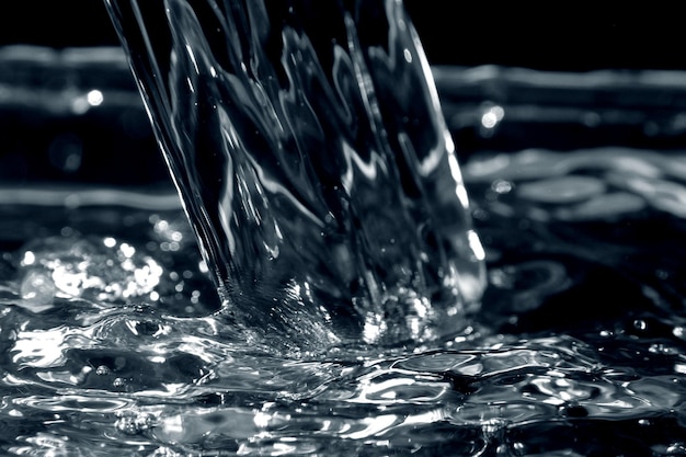 Foto primer plano del agua que se vierte