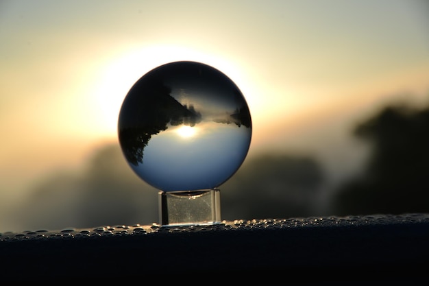 Primer plano del agua en la roca contra el cielo durante la puesta de sol