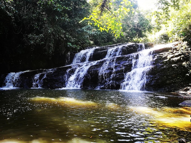 Primer plano del agua salpicando contra el cielo