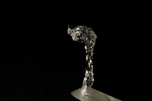 Foto primer plano del agua sobre un fondo negro