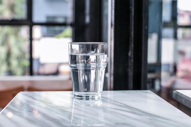 Primer plano del agua en un vaso sobre la mesa