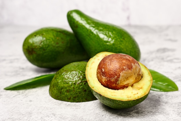 Primer plano de aguacate en la mesa de cemento