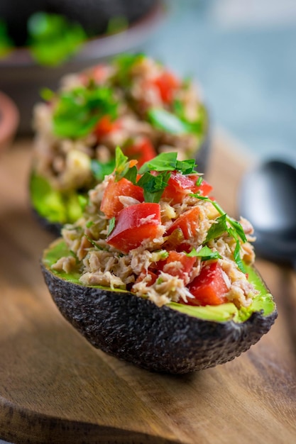 Primer plano de un aguacate relleno en la tabla de cortar