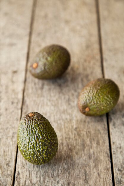 Foto primer plano de los aguacates en la mesa