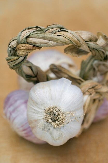 Primer plano de ajo en una mesa blanca